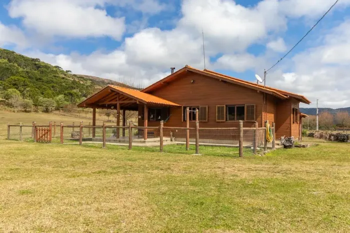 Urubici - Belo sítio com 3 casas , galpões, rio em área plana: