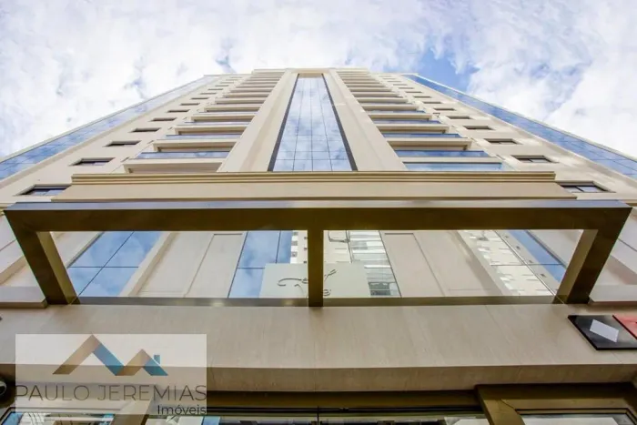 Apartamento à venda em Kobrasol, São José: 129m², 3 suítes, 4 banheiros, amplo e moderno. 