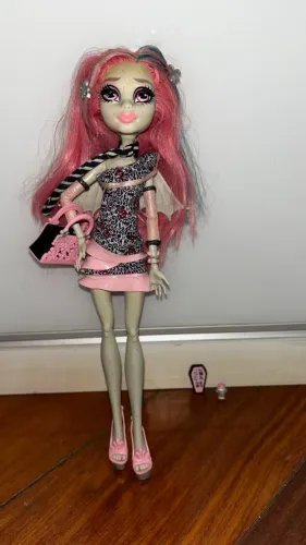Bonecas original Monster High G1 - Rochelle Goyle da coleção Ghouls Night Out / Abbey SS