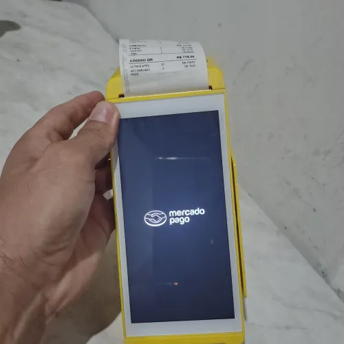 Máquina de débito e crédito com pagamento na hora.