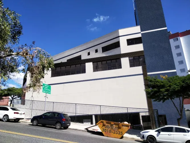 Salas comerciais novas, prédio com estacionamento, elevador.