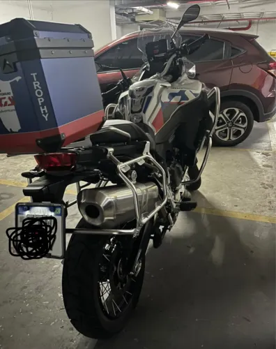 GS F900 Adventure e zero com plástico no painel