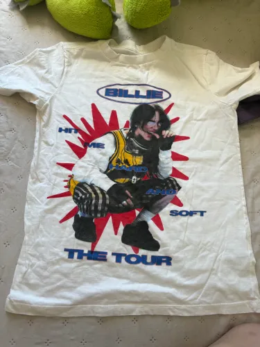 camiseta billie eilish tamanho PP (não realizo entrega, pagamento somente pix ou dinheiro)
