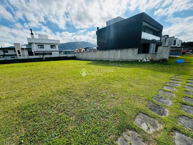 TERRENO EM CONDOMÍNIO DE ALTO PADRÃO