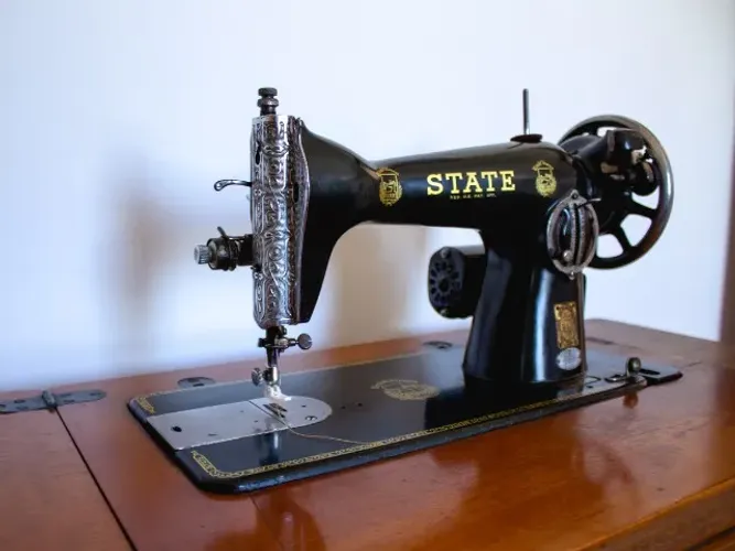 Máquina de costura reta vintage STATE com móvel e pedal que não dispara, costura jeans