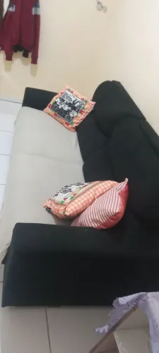 Sofá retrátil na cor preto, semi-novo, algumas marcas de uso mais em perfeito estado.