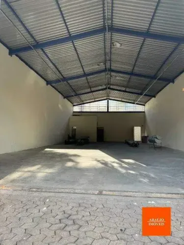 GALPÃO DE 239M2 NO BAIRRO SANTA MONICA