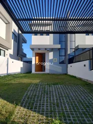 Casa 3 dormitórios - 2 suítes / Bairro Carianos