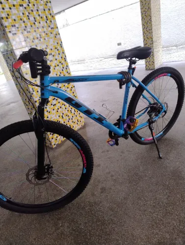 Tenho tenho uma bicicleta aro 29 azul para vender GTI