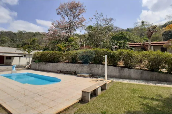 Excelente casa/chácara com duas casas, piscina, muito espaço verde, linda vista e que perm