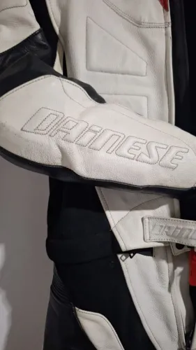 Macacão (2 peças) Dainese feminino, de couro, tamanho 48.