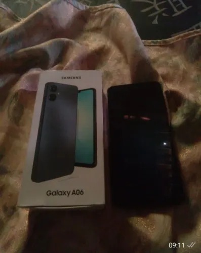 Celular novo sem nenhum arranhão. Pra vender logo