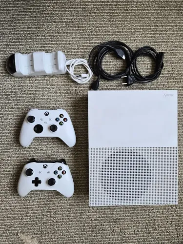 Xbox One S | 2 Controles C/ Carregador | 2 Jogos