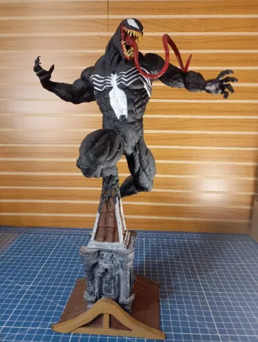 Boneco Venom 50 cm +-