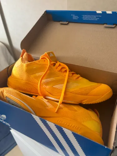 Tenis Adidas training lighstrike continental