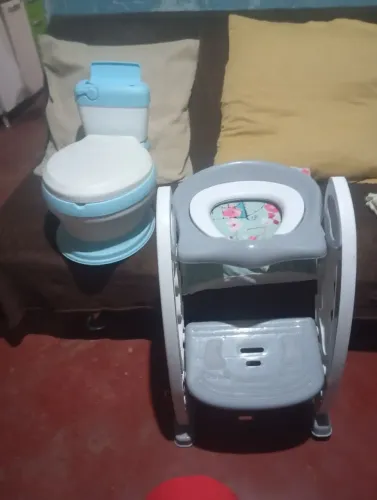Vendo um vazo e uma escadinha com acento de vazo