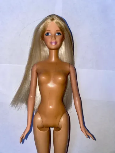 Barbie Jewel Girl nua anos 2000 corpo regular