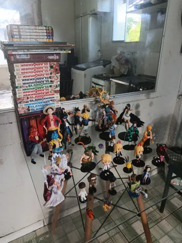 Action figures e livros 