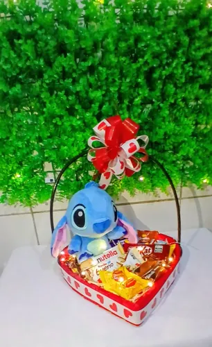 Cesta de Chocolates Com Pelúcia do Stitch, Mensagem Romântica, Luzes Led e Balão.