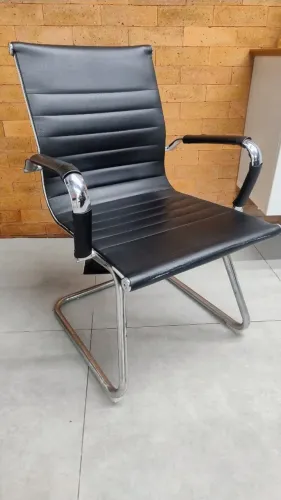 Cadeira couro pé fixo