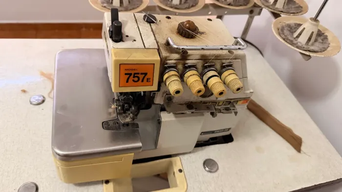 Máquina de Costura Industrial Siruba 757E - Overlock/Interlock 5 Fios