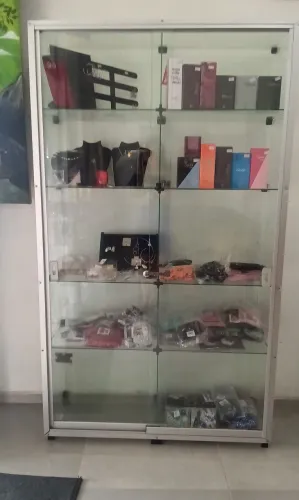VITRINE DE VIDRO,  medindo 1,0 largura X 1,75 altura