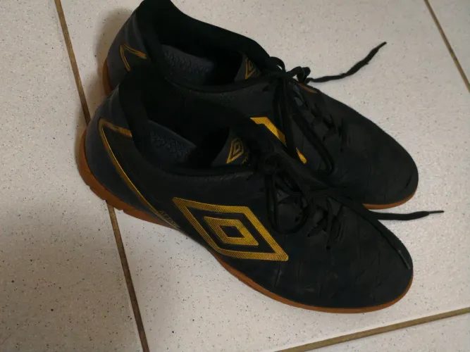 Chuteiras Umbro Attack Eternal Preta