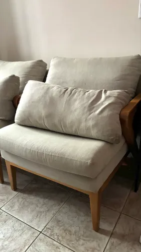 POLTRONA SOFISTICADA ESTILO RETRÔ EM LINHO CINZA E MADEIRA