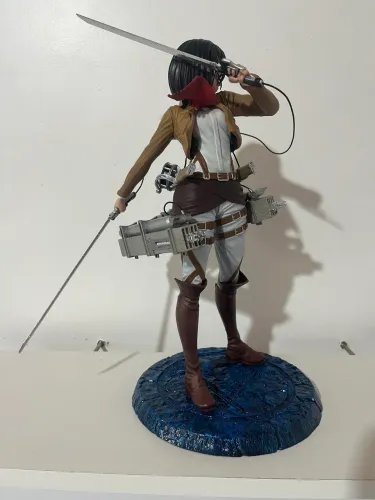 Mikasa Ackerman 30cm impresso em resina e pintado a mão