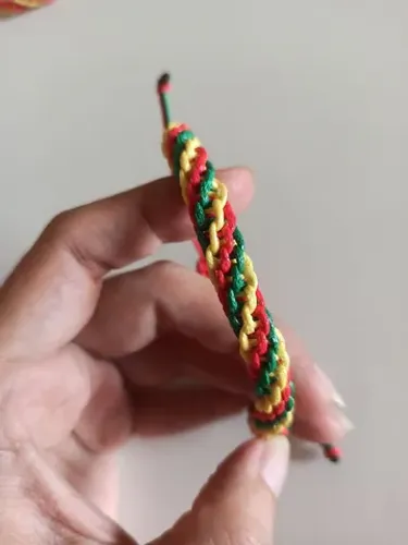 Pulseira em macrame tubular 3 cores
