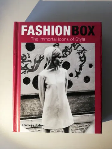"Fashion Box: Ícones Imortais do Estilo - Edição Luxo em Capa Dura com Fecho Magnético (Th