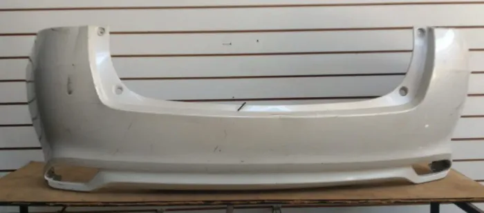 PARA-CHOQUE TRASEIRO TOYOTA YARIS BRANCO (DETALHE)