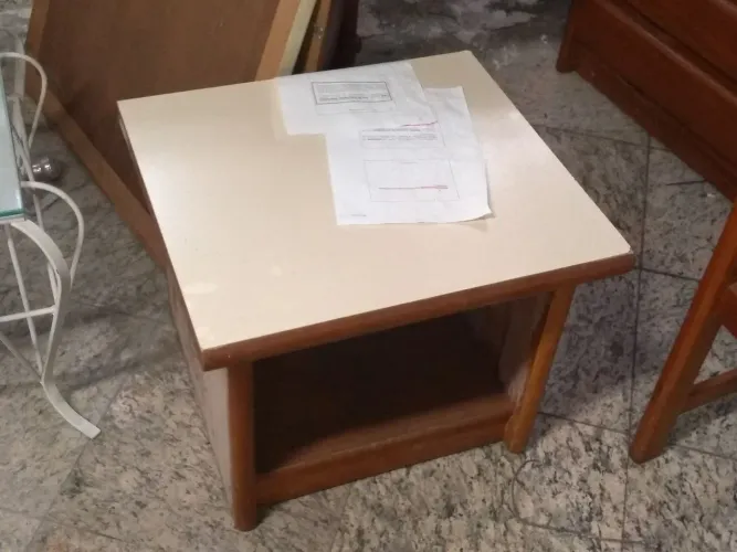 Mesa de Canto em Madeira - Usada