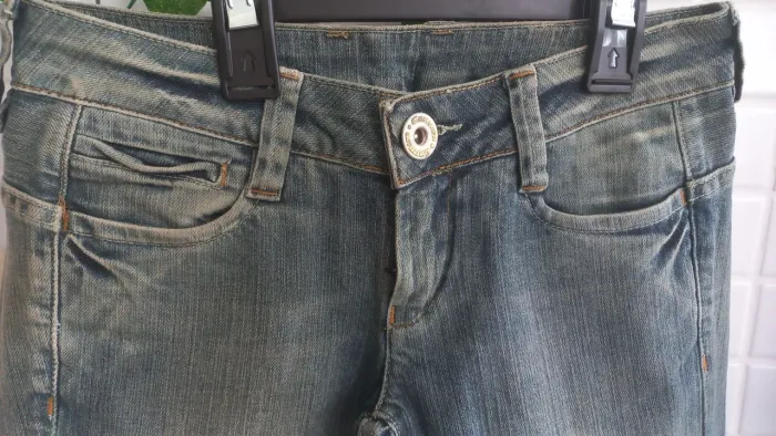 Calça jeans Carmim detalhes metal