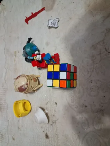 Lote de brinquedos diversos - Rubik's Cube, Mickey e +