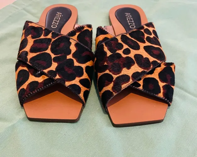 Sandália Arezzo animal print
