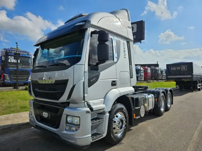 Iveco Hi Road 6x2 Ano 2022 Baixo km 320 mil km Automático Geladeira Suspensão Molas