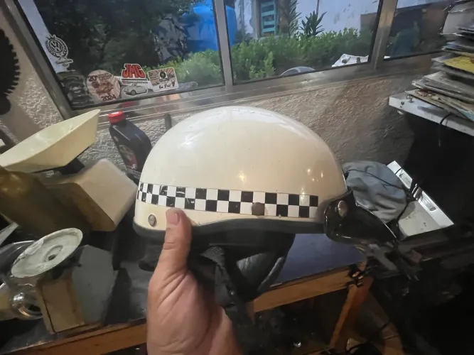 Antigo Capacete Vintage com Faixa Xadrez
