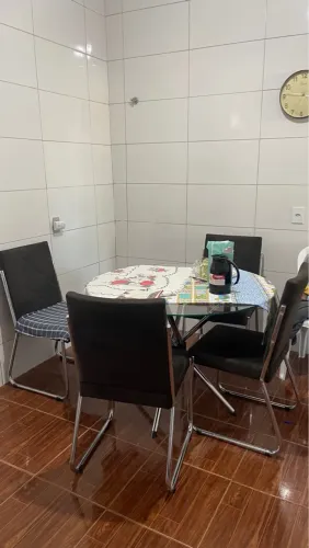 Mesa de cozinha com 4 cadeiras seminova