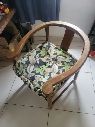 Poltrona de madeira maciça com almofada