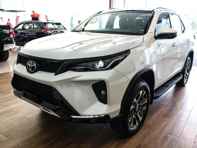 Toyota Hilux SW4 SRX Plat. 4X4 2.8 TB Die. Aut. 2025