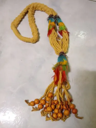 Colar com plumas e sementes 