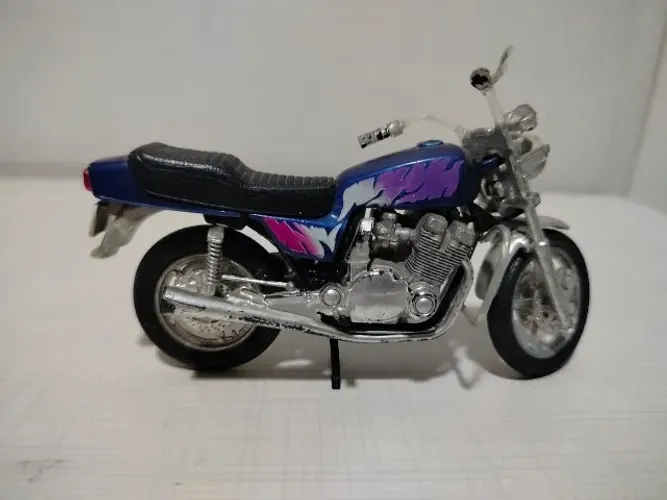 Miniatura Suzuki Gsx750 Maisto 1/18