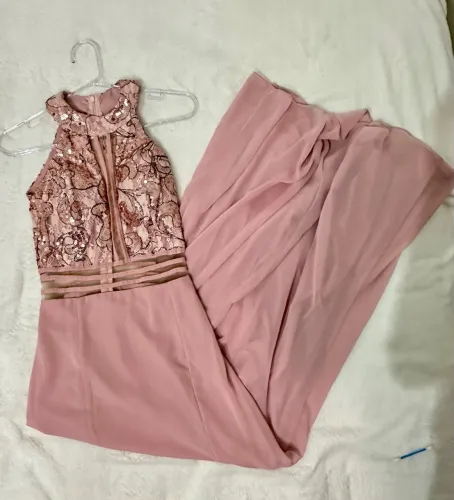 Vestido de festa longo rosa com detalhes em brilho