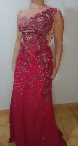 Vestido de festa longo marsala com pedrarias