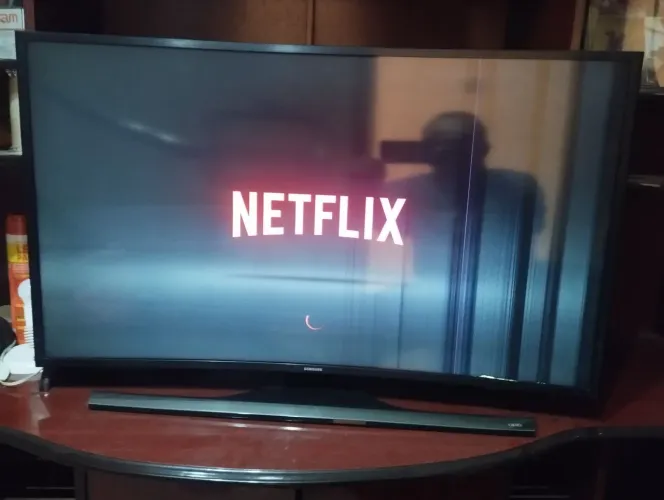 Tv 40 polegadas curva Samsung 4k detalhes na tela funcionando 