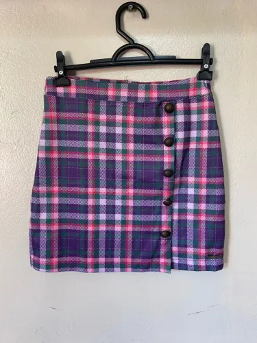 Saia xadrez roxa com botões