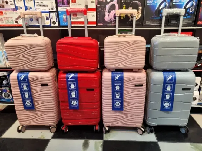 Kit Mala e Frasqueira 10kg em POLIPROPILENO, Rodinhas duplas 360 graus, cadeado embutido.