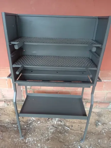 Churrasqueira de ferro com 2 grelha 