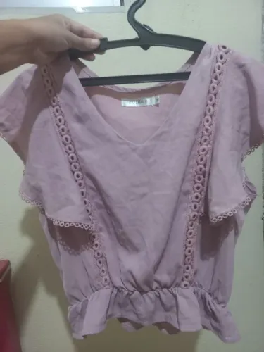 Blusa feminina rosa com renda tam m